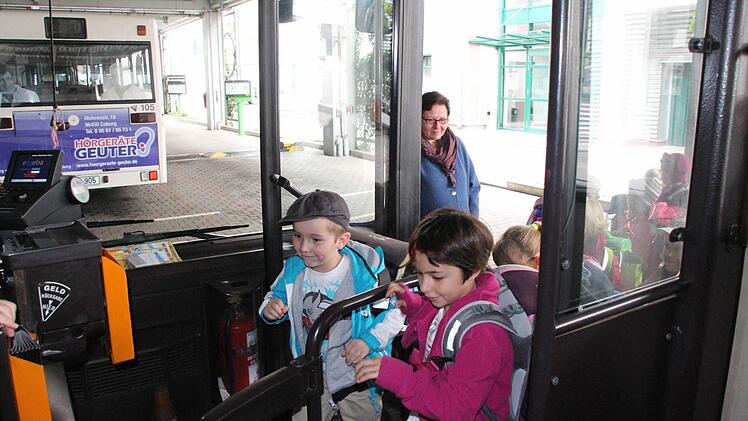 Nicht drängeln und schubsen beim Einsteigen!