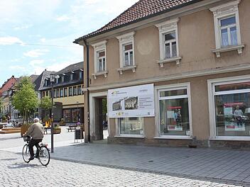 Die Vision ist geblieben: An zentraler Stelle könnte hier ein Ortsbild prägendes Gebäude saniert werden, vielleicht ein Fahrradhotel oder eine Gaststätte entstehen, die den Marktplatz aufwertet. Die Schrifttafel mit den darauf kommunizierten Ideen wurde zum Tag der Städtebauförderung entwickelt.  Foto: Ramona Popp