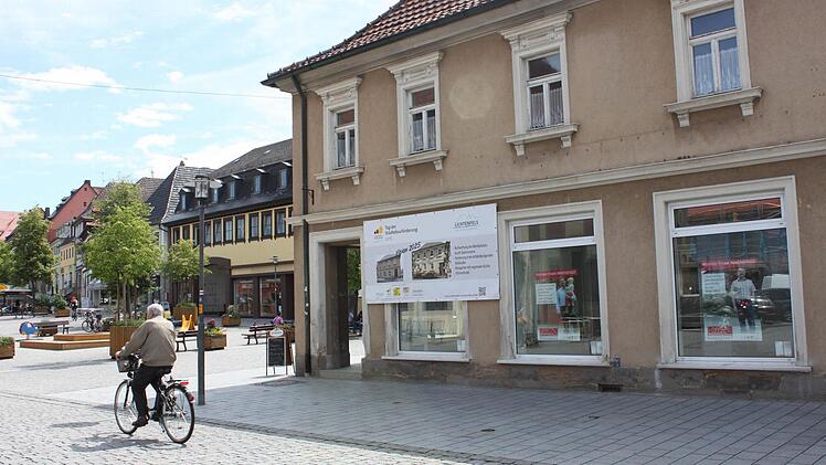 Die Vision ist geblieben: An zentraler Stelle könnte hier ein Ortsbild prägendes Gebäude saniert werden, vielleicht ein Fahrradhotel oder eine Gaststätte entstehen, die den Marktplatz aufwertet. Die Schrifttafel mit den darauf kommunizierten Ideen wurde zum Tag der Städtebauförderung entwickelt.  Foto: Ramona Popp