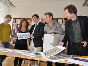 Bei der Bekanntgabe des Wettbewerbsergebnisses (von rechts): Gerhard Schlötzer, Johannes Schreiber, Bürgermeister Christian Lange, Michaela Schwarzmann und Sophie Seher, bei der Stadt für das Kulturprogramm "1000 Jahre Kloster Michaelsberg" zuständig. Foto: Ronald Rinklef