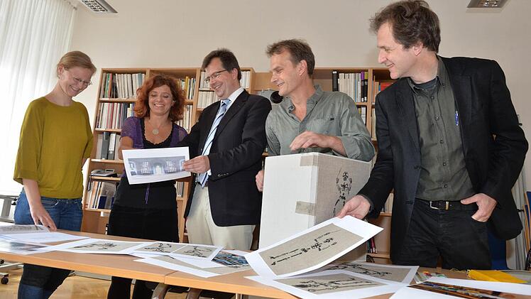 Bei der Bekanntgabe des Wettbewerbsergebnisses (von rechts): Gerhard Schlötzer, Johannes Schreiber, Bürgermeister Christian Lange, Michaela Schwarzmann und Sophie Seher, bei der Stadt für das Kulturprogramm "1000 Jahre Kloster Michaelsberg" zuständig. Foto: Ronald Rinklef