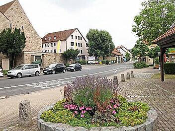Der Verkehrsknotenpunkt in Ebelsbach an der Kirche und in Richtung der Staatsstraßen Richtung Breitbrunn-Ebern und in Richtung Stettfeld soll für die Fußgänger durch eine Querungshilfe entschärft werden.