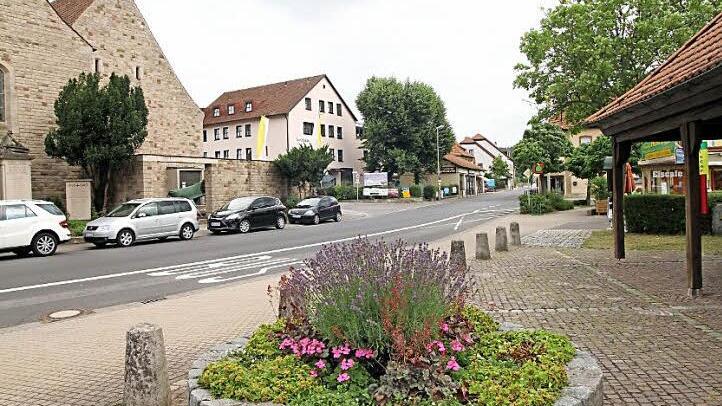 Der Verkehrsknotenpunkt in Ebelsbach an der Kirche und in Richtung der Staatsstraßen Richtung Breitbrunn-Ebern und in Richtung Stettfeld soll für die Fußgänger durch eine Querungshilfe entschärft werden.