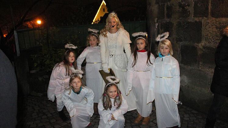 Das Christkind und seine Engel eröffneten den Weihnachtsmarkt. Foto: Friedwald Schedel