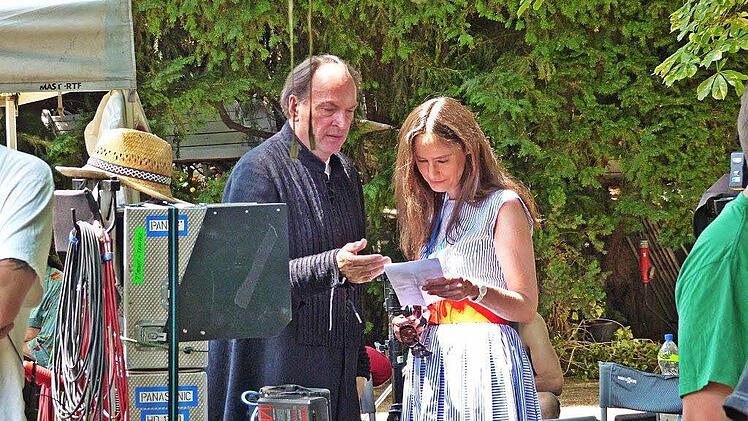 Ihr Bestseller-Roman "Die Puppenspieler" wurde als Zweiteiler für das ZDF verfilmt und wird 2016 im TV ausgestrahlt. Tanja Kinkel besuchte die Schauspieler am Set in Prag.  Foto: PR