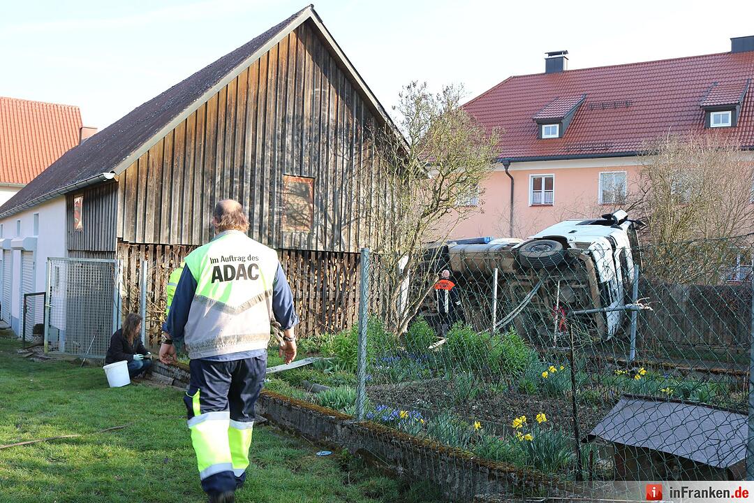 Mit 25.000 Liter Guelle beladener Lkw kippt um