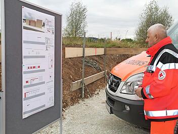 Nicht sein Einsatzgebiet, aber Jürgen Eckstein von der Rettungswache Lichtenfels informierte sich über das Bauvorhaben in Zettlitz.