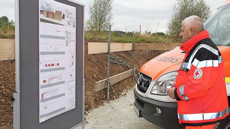 Nicht sein Einsatzgebiet, aber Jürgen Eckstein von der Rettungswache Lichtenfels informierte sich über das Bauvorhaben in Zettlitz.