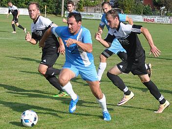 Der Kleinsendelbacher Mark Bramsche (blau) sprintet den beiden Effeltrichern Michael Schmidt (r.) und Kapitän Florian Erner davon und legte in dieser Saison in der Kreisklasse 2 bereits sieben Tore auf - wie den 1:2-Anschlusstreffer gegen Effeltrich. Zweimal traf er dazu selbst.  Foto: Leo Hühnlein