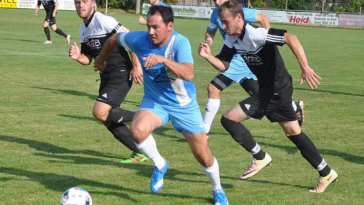 Der Kleinsendelbacher Mark Bramsche (blau) sprintet den beiden Effeltrichern Michael Schmidt (r.) und Kapitän Florian Erner davon und legte in dieser Saison in der Kreisklasse 2 bereits sieben Tore auf - wie den 1:2-Anschlusstreffer gegen Effeltrich. Zweimal traf er dazu selbst.  Foto: Leo Hühnlein