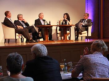 Digitalisierung in der Diskussion: (v.l.) Michael Wehner, Pflegedienstunternehmer, Hauptgeschäftsführer der Vereinigung der Bayerischen Wirtschaft (vbw) Bertram Brossardt, Moderator Dieter Lehner, Bundesstaatssekretärin Dorothee Bär und Arzt Prof. Dr. Bernd Griewing  Fotos: C. Schmitt