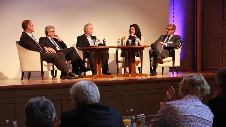 Digitalisierung in der Diskussion: (v.l.) Michael Wehner, Pflegedienstunternehmer, Hauptgeschäftsführer der Vereinigung der Bayerischen Wirtschaft (vbw) Bertram Brossardt, Moderator Dieter Lehner, Bundesstaatssekretärin Dorothee Bär und Arzt Prof. Dr. Bernd Griewing  Fotos: C. Schmitt