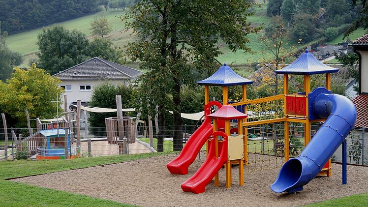 Eine Summe von rund 100 000 Euro investierte die Stadt Eltmann in die neuen Spielgeräte und schöne Außenanlage des Kindergartens Weisbrunn.Günther Geiling