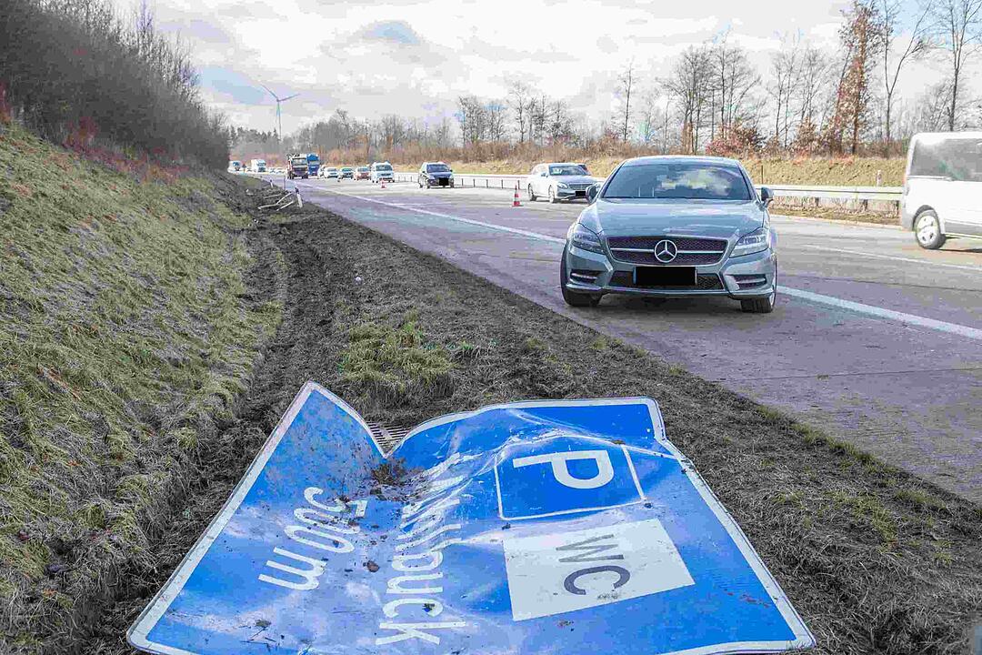 Mittelfranken: Bus mit 26 Schülern verunglückt auf A7 – mehrere Verletzte