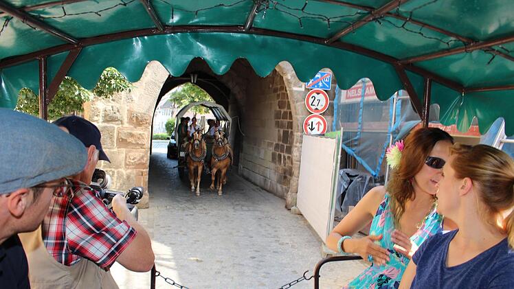 Höchstadter Sehenswürdigkeiten von der Kutsche aus gesehen: Stadtturm, Kommunbrauhaus. Die Organisatoren des "Kulturfeuerwerks" schauten sich  einmal um.Evi Seeger