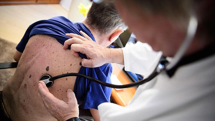 Ein Obdachloser t&auml;uschte in mehreren Krankenh&auml;user k&ouml;rperliche Beschwerden vor, um an eine Unterkunft und Verpflegung zu kommen. Symbolbild: Sina Schuldt/dpa