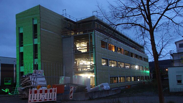 Der viergeschossige Rohbau von der Steubenstraße aus gesehen.  Foto: Benedikt Borst