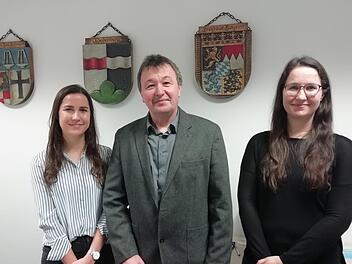 Bereits zum zweiten Mal durfte Bürgermeister Roland Römmelt die beiden Schwestern Alina (re) und Elena Hahn (li) ehren. Beide habe ihr Studium mit herausragenden Leistungen abgeschlossen. Foto: Evelyn Schneider