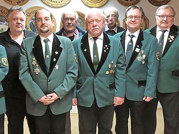 Der SV Rennsteig Steinbach am Wald wählte einen neuen Vorstand (von links) Otto Trinkwalter, Christian Pabstmann, Christian Maier, Dritter Bürgermeister Klaus Neubauer, Vinzenz Neubauer, Heribert Fröba, Matthias Korn, Willy Fiedler, Bürgermeister Thomas Löffler.  Foto: Karl-Heinz Hofmann