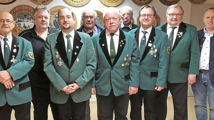 Der SV Rennsteig Steinbach am Wald wählte einen neuen Vorstand (von links) Otto Trinkwalter, Christian Pabstmann, Christian Maier, Dritter Bürgermeister Klaus Neubauer, Vinzenz Neubauer, Heribert Fröba, Matthias Korn, Willy Fiedler, Bürgermeister Thomas Löffler.  Foto: Karl-Heinz Hofmann