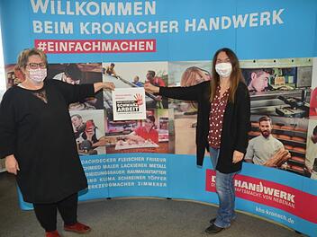 Die Friseur-Innung Kronach mit Innungs-Obermeisterin Petra Fischer (links) und Anja Meier, die Leiterin der Geschäftsstelle der Kreishandwerkerschaft Kronach, rufen zum Kampf gegen Schwarzarbeit auf.  K.- H. Hofmann