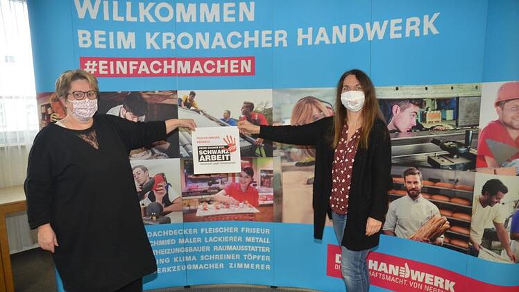 Die Friseur-Innung Kronach mit Innungs-Obermeisterin Petra Fischer (links) und Anja Meier, die Leiterin der Geschäftsstelle der Kreishandwerkerschaft Kronach, rufen zum Kampf gegen Schwarzarbeit auf.  K.- H. Hofmann