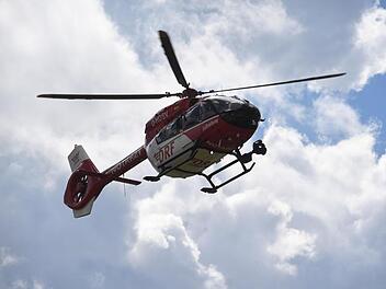 Ein 28-j&auml;hriger Autofahrer durchbricht eine Leitplanke und flieht. Ein Hubschrauber wurde zur Suche nach ihm eingesetzt.