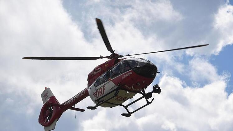 Ein 28-j&auml;hriger Autofahrer durchbricht eine Leitplanke und flieht. Ein Hubschrauber wurde zur Suche nach ihm eingesetzt.