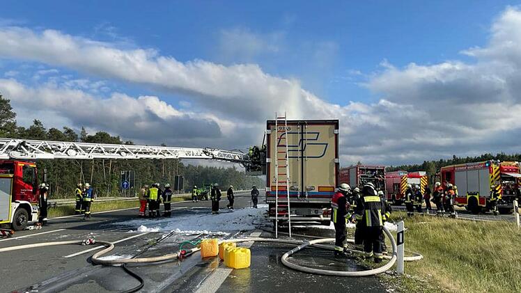 A9 bei Wendelstein: Sattelzug mit 18 Tonnen M&uuml;sliriegeln brennt v&ouml;llig aus - Gaffer bringen Fahrer in Gefahr