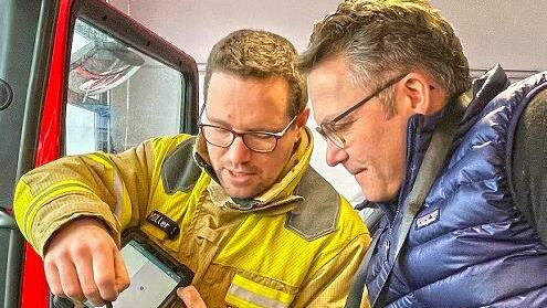 Kommandant Sebastian Müller zeigt Zahnarzt Ludwig Miller die Tablets samt Möglichkeiten im Einsatz.