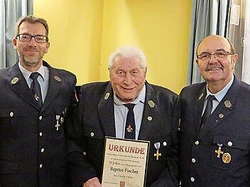 Für 70 Jahre bei der Feuerwehr Willersdorf-Haid wurde Baptist Fischer geehrt. Mit auf dem Bild: stellvertretender Vorsitzender Stephan Beck und Schriftführer Wolfgang Bergner