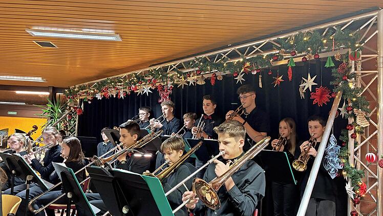 Festlich geschm&uuml;ckte B&uuml;hne in der Aula des Franz-Miltenberger-Gymnasiums.
