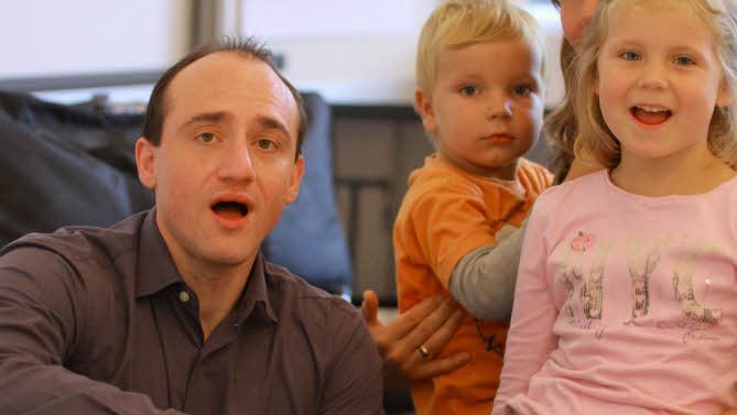 Spielerisch die Stimme trainieren: Berufsmusiker Heiko Friedrich von Sempre Musica singt mit Jakob, Irmgard und Julia Grau (von links).  Foto: Katja Nauer