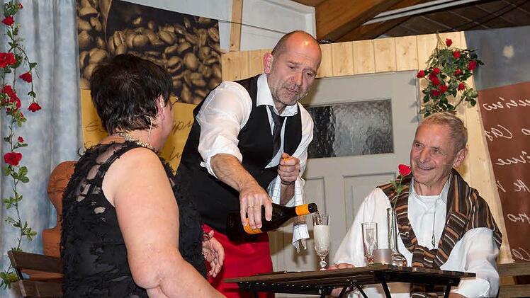 Giovanni (Dekan Grünwald) als Kellner bewirtet Margit und den Heimatforscher Ernst. Foto: Klaus Gagel