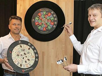 Alfred Meitner und sein Freund Günter Schmelzer mit dem neuen Spiel im Gundelsheimer Ausstellungsraum.  Foto: Barbara Herbst