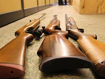 12.000 Schusswaffen sind im Landkreis Erlangen-Höchstadt registriert. Mitarbeiter des Landratsamtes überprüfen, ob diese auch sicher gelagert sind. Aber auch im Amt selber gibt es ein ganzes Arsenal an Gewehren und Pistolen. Waffen, die die Besitzer freiwillig abgegeben haben. Darunter auch etliche kuriose Stücke. Foto: Christian Bauriedel