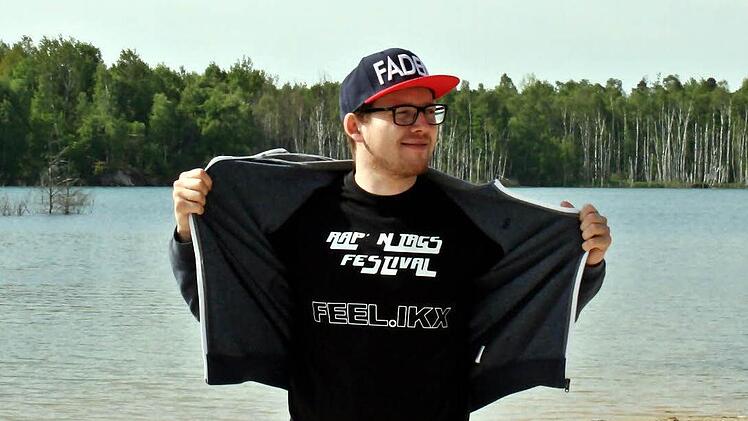 Der Schwandorfer Rapper "FEEL.IKX" hat ein Lied über ein krebskrankes Kind namens "Emily" geschrieben.