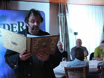 Der Burgkunstadter Musiker und Schriftsteller Udo Langer nimmt die Zuhörer mit auf eine fantastische Reise.  Fotos: Stephan Stöckel