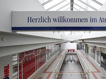Für Investoren jetzt wieder attraktiver: Das leer stehende Atrium soll als Handelsimmobilie Bestandsschutz genießen.  Foto: Ronald Rinklef
