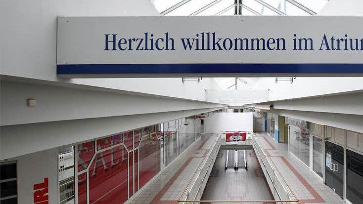 Für Investoren jetzt wieder attraktiver: Das leer stehende Atrium soll als Handelsimmobilie Bestandsschutz genießen.  Foto: Ronald Rinklef