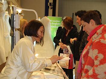 Der Ring soll dauerhaft an den Bund fürs Leben erinnern: Deshalb waren die Juwelierstände bei der Hochzeitsmesse umlagert . Foto: Sonny Adam
