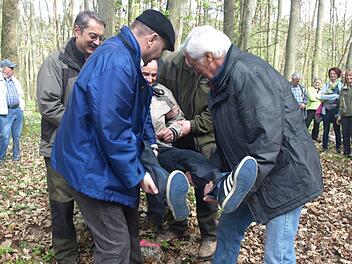 Am Grenzstein Ebenhausen, Oerlenbach und Arnshausen stauchen einige Siebener den Ebenhäuser Feldgeschworenen Günter Kuhn. Foto: Stefan Geiger
