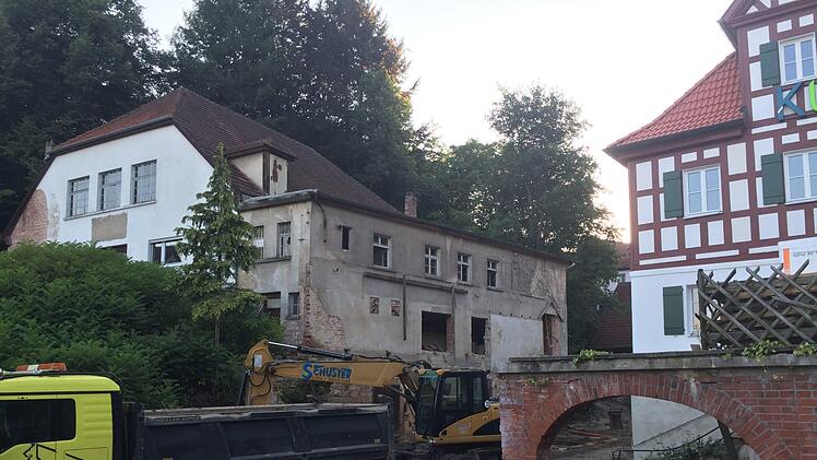 ... werden noch zehn Hotelzimmer untergebracht. Aktuell sind die Arbeiten an den Außenanlagen im Gange. Fotos: Stephan Tiroch