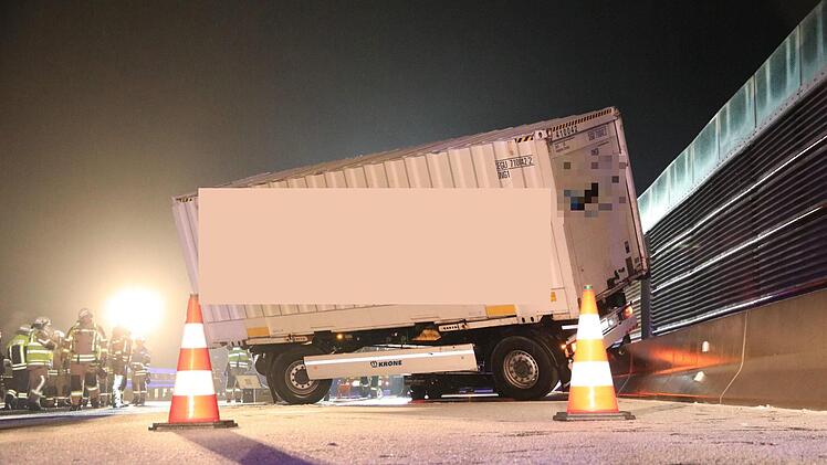 Vierst&uuml;ndige Sperrung: Ein Lastwagen kam auf der A73 bei Lichtenfels am Donnerstagabend ins Schleudern, der Anh&auml;nger stellte sich quer zur Fahrbahn.  Foto: NEWS5 / Merzbach