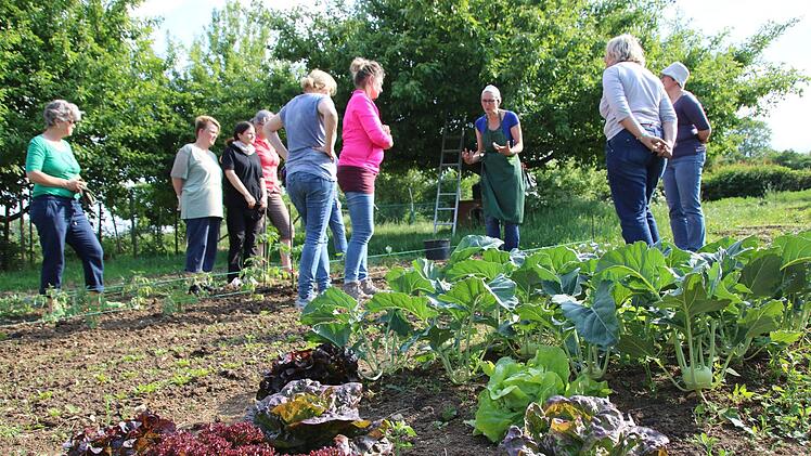 Gute Planung sorgt für gesunde Pflanzen und reiche Ernte. Praxislehrerin Regina Burkhardt zeigt den Studierenden, wie es gemacht wird. Foto:Dagmar Besand