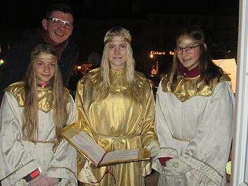 Christkind Jennifer Niebling mit seinen Engeln Lea Lutz (l.) und Annika Weigand (r.) sowie Bürgermeister Armin Warmuth eröffneten den Altstadt-Advent. Foto: Winfried Ehling