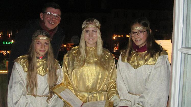 Christkind Jennifer Niebling mit seinen Engeln Lea Lutz (l.) und Annika Weigand (r.) sowie Bürgermeister Armin Warmuth eröffneten den Altstadt-Advent. Foto: Winfried Ehling