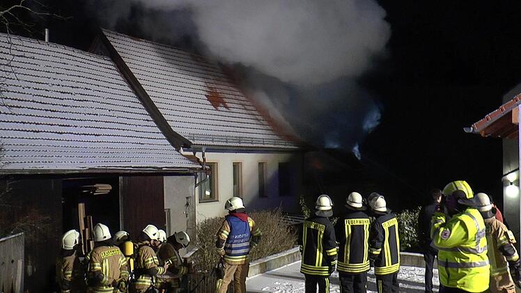 Bei einem Brand am Sonntagabend in Haßfurt kam es zu einem Großaufgebot von Rettungskräften. Foto: NEWS5 / Licha