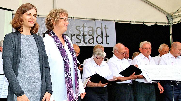 Aus Würzburg war Miriam Leskien (links) angereist, um die Chöre am Klavier zu  begleiten. Rechts neben ihr Liedertafel-Chorleiterin Annemarie Kreuzer.  Foto: Dieter Britz