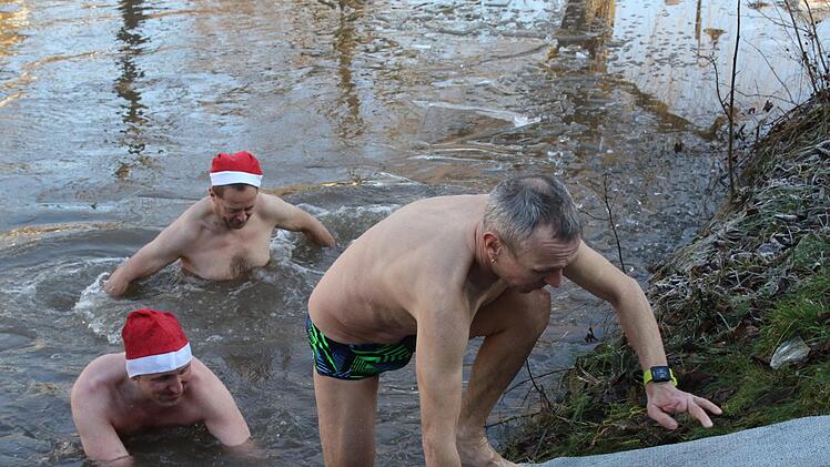 Impressionen vom Neujahrsschwimmen in Stöppach (Gemeinde Untersiemau, Landkreis Coburg)Michael Stelzner